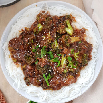 Broccoli in Garlic Sauce on white rice noodles