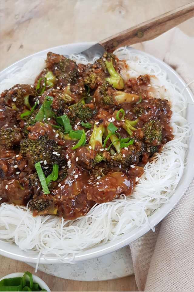 BROCCOLI WITH GARLIC SAUCE – GET SET VEGAN