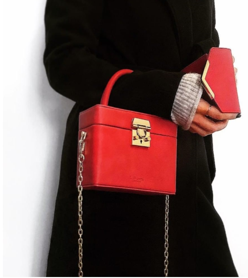 Vegan crossbody handbag in red color and golden chain sling