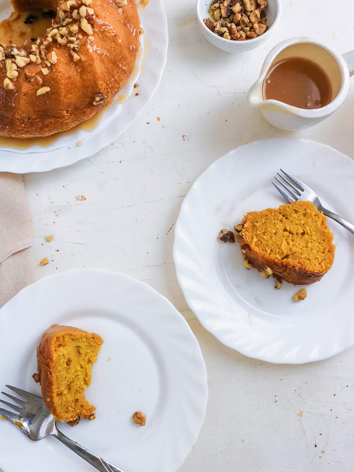 Vegan pumpkin bundt cake sliced and served in two plates 