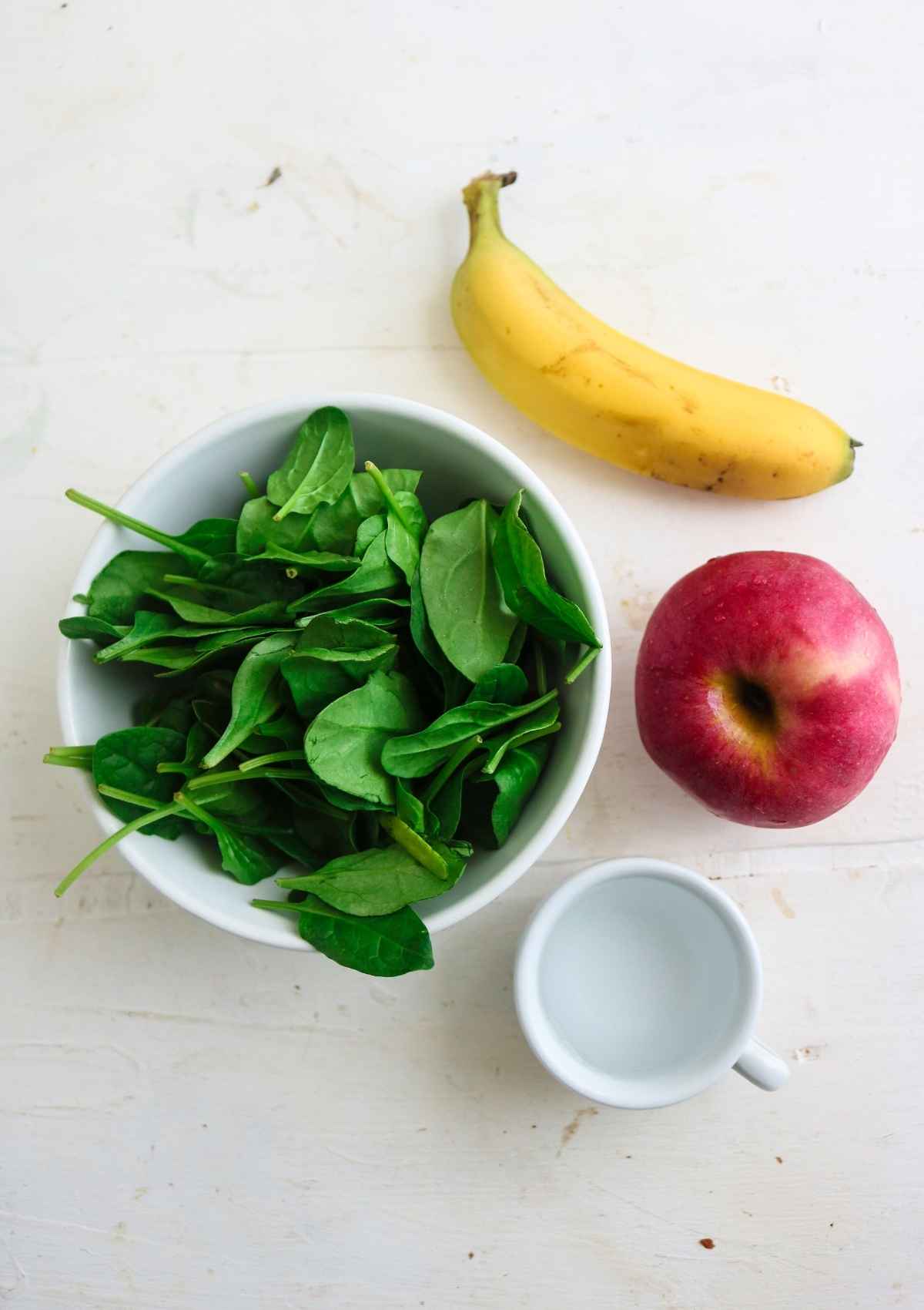 Ingredients to make spinach and banana smoothie