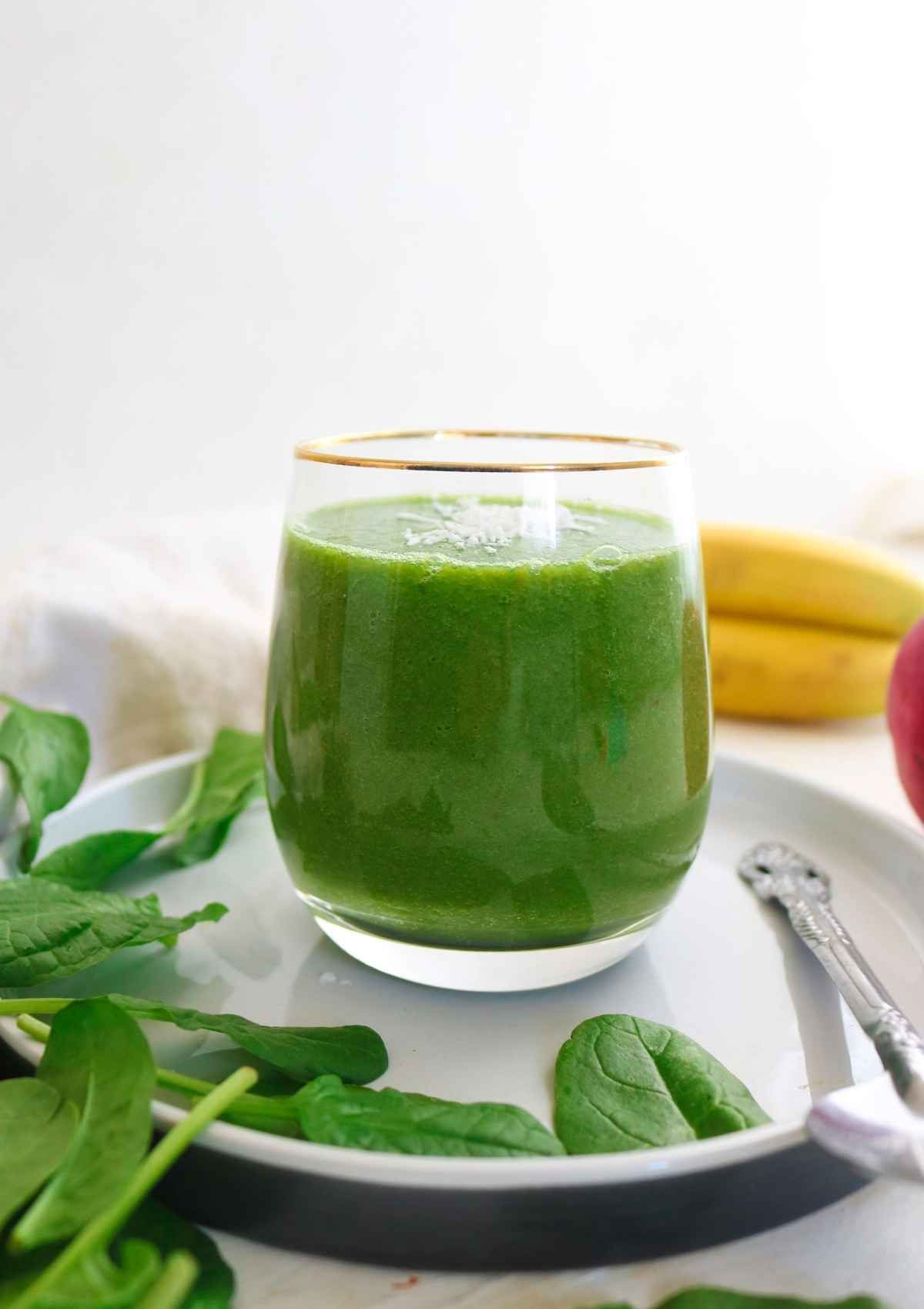 green color smoothie in a glass