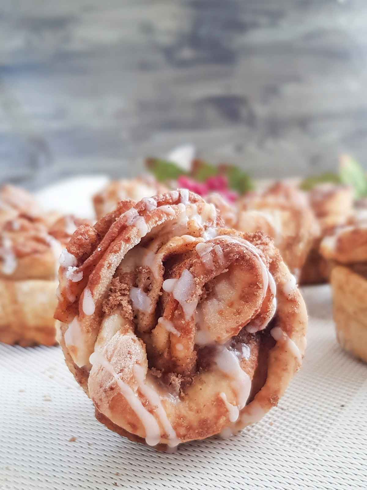 rose shape cinnamon roll muffin. 